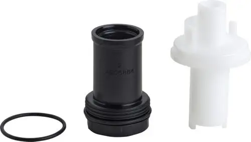 Zwei Rohre von Ideal Standard, ein schwarzes Gewindeelement mit O-Ring und ein weißer Anschlussring, nebeneinander auf hellem Hintergrund.